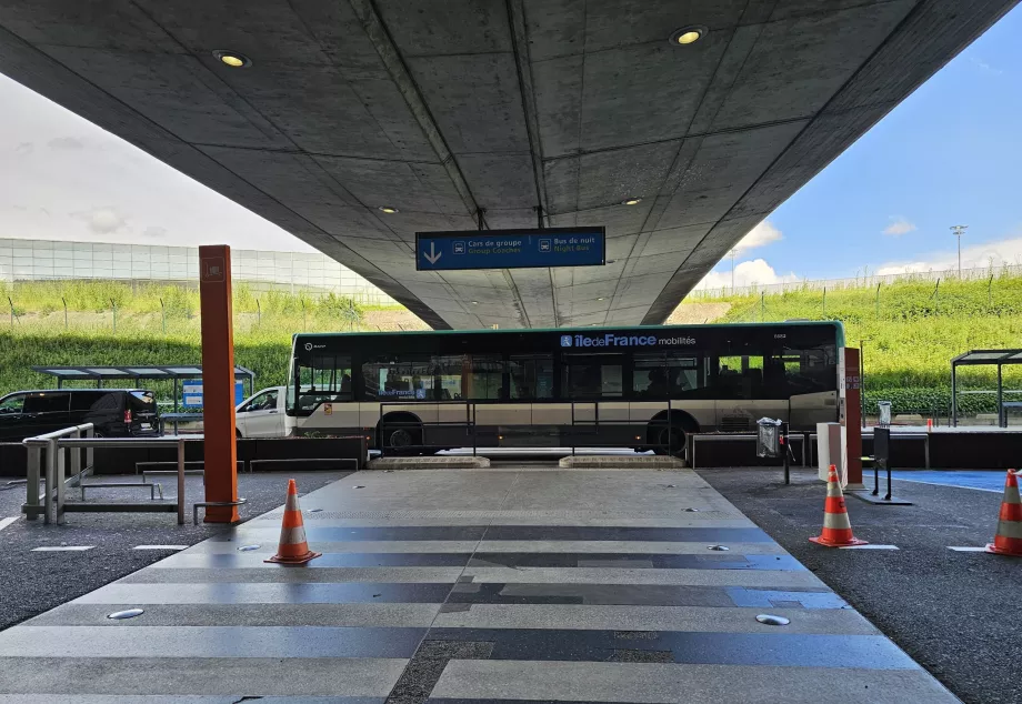 350-es busz az 1-es terminál előtt