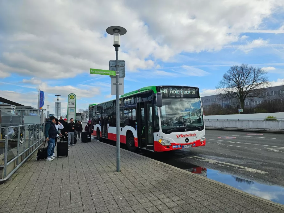 490-es busz a metróállomásig
