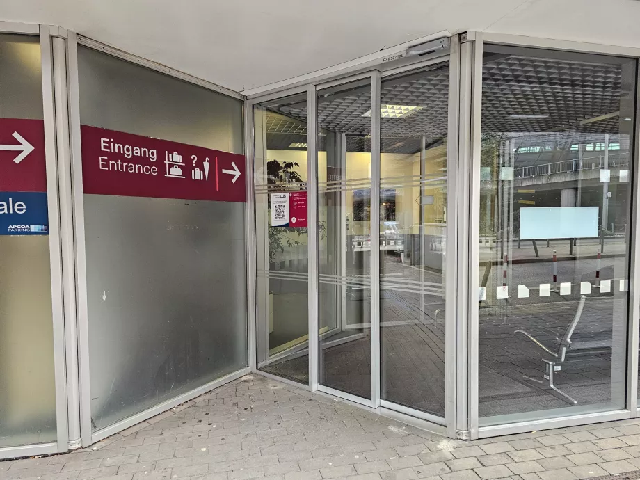 Poggyászmegőrzés a terminállal szembeni garázsban