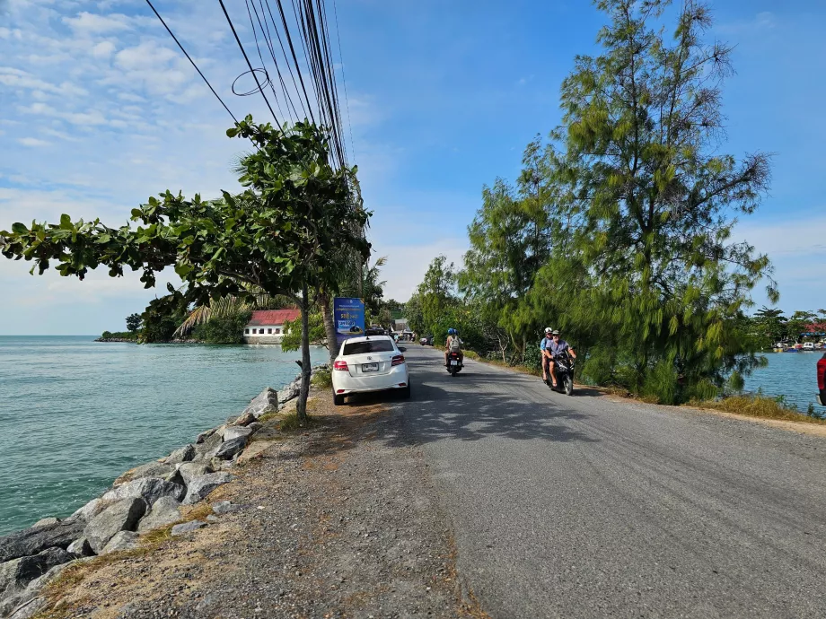A Wat Phra Yai-hoz vezető út és a parkolás