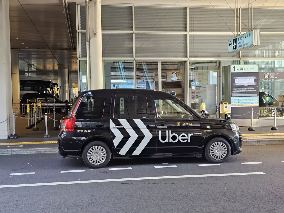 Uber a 3. terminál előtt