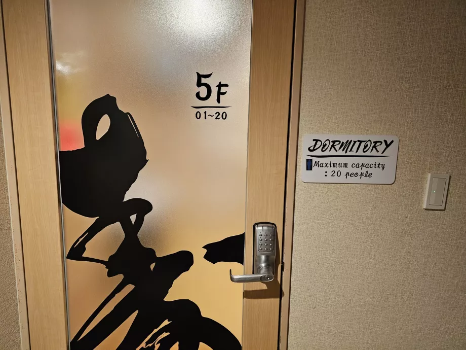 Titkosított ajtó az 5. emeleti közös helyiségbe.