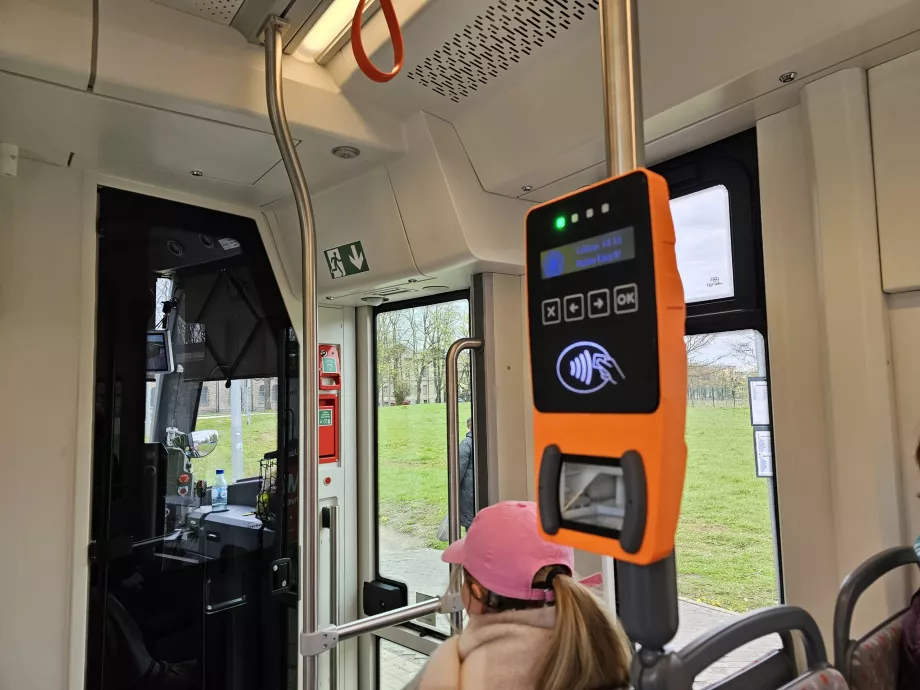 Validátor az első ajtónál a QR-kódok betöltéséhez