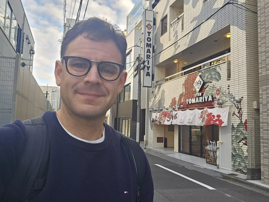 Én a Tomariya Hotel előtt