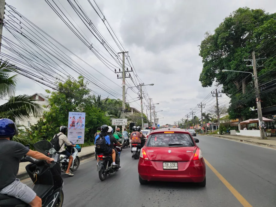 Forgalom a sziget körüli főúton