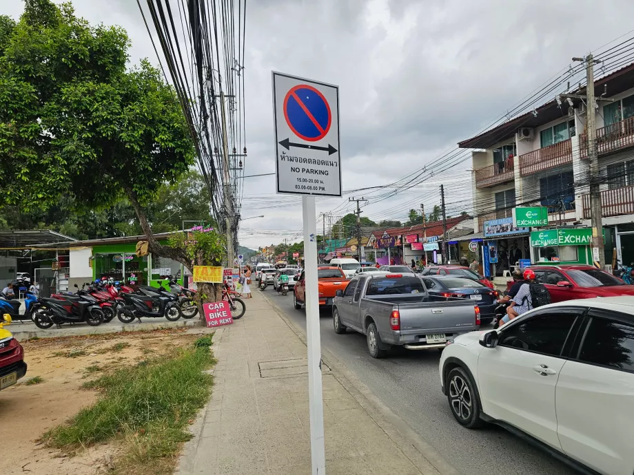 Tilos parkolni a főút mentén