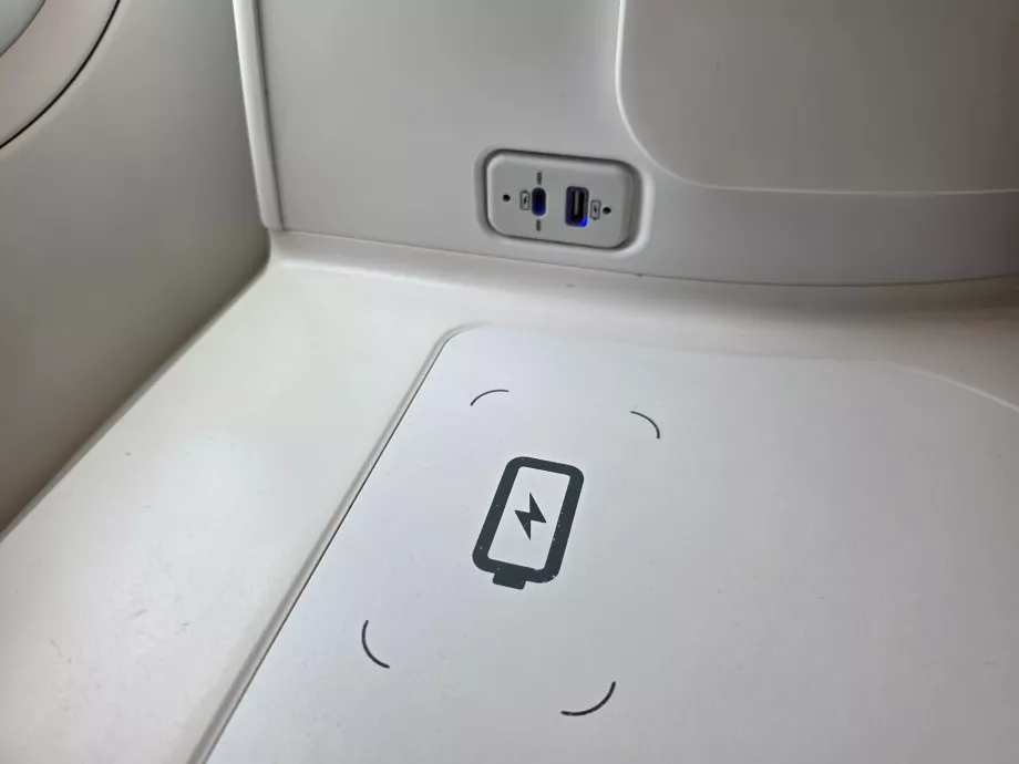 Vezeték nélküli töltés és USB-portok