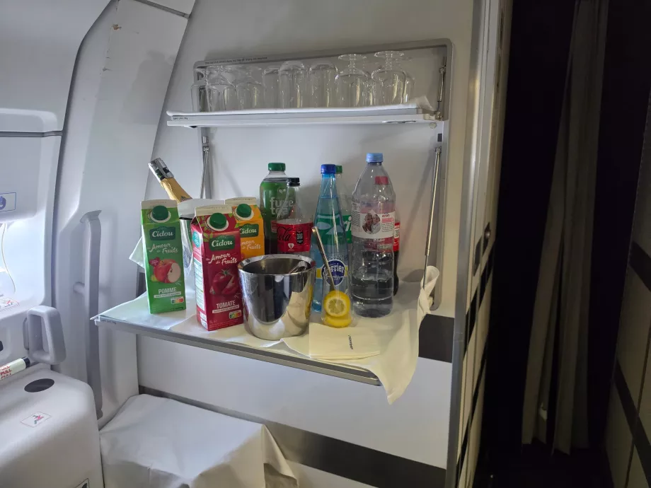 A repülés alatt a konyhában italok állnak rendelkezésre