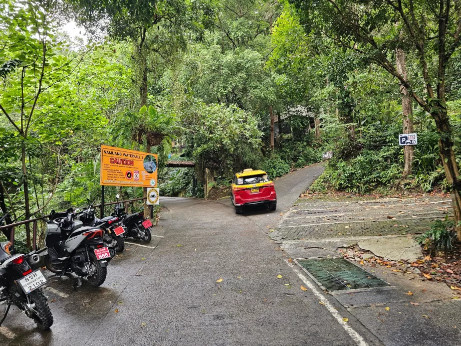 Autó és robogó parkolás