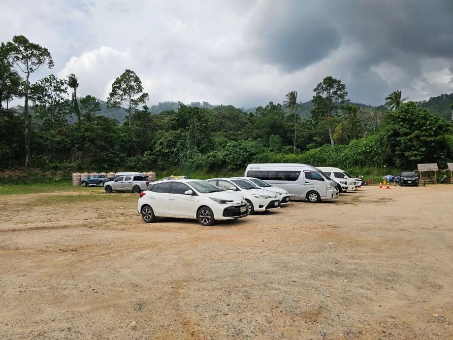 Parkolás az átfedő kövek alatt