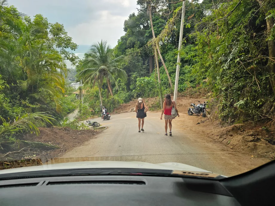 Meredek domb - az út az átfedő kövekhez