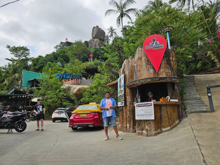 Pénztár és parkoló az Overlap Stone 1-nél