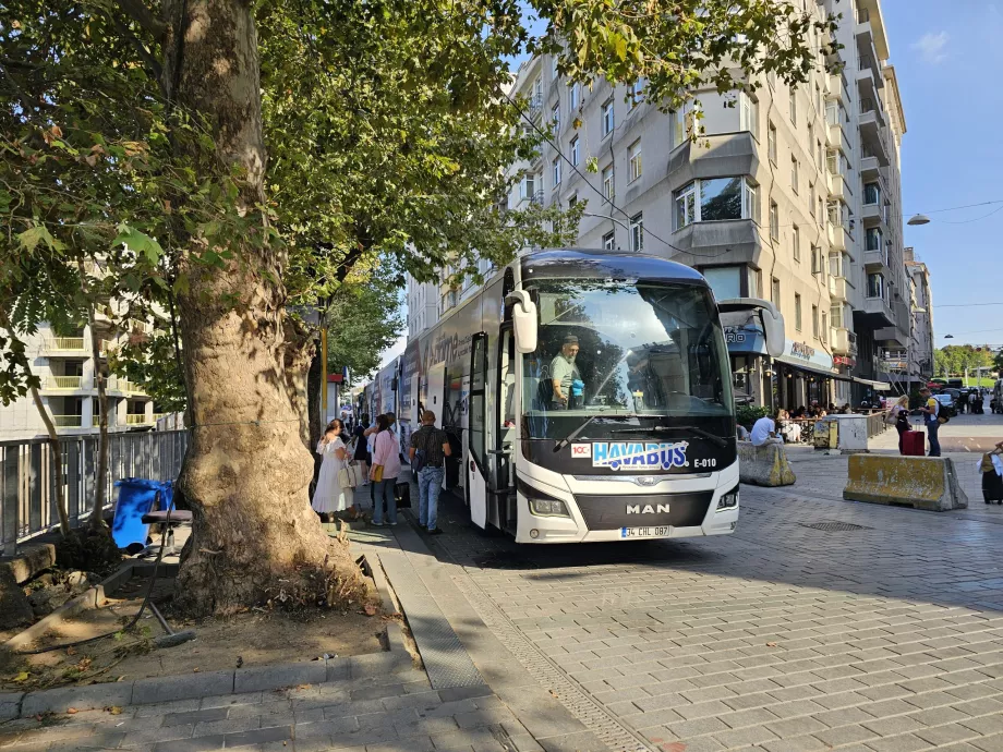 Az autóbuszjárat iránya Sabiha Gokcen repülőtér és Taksim tér között