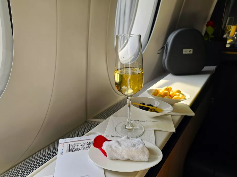 Üdvözlőital, makadámiadió és olajbogyó