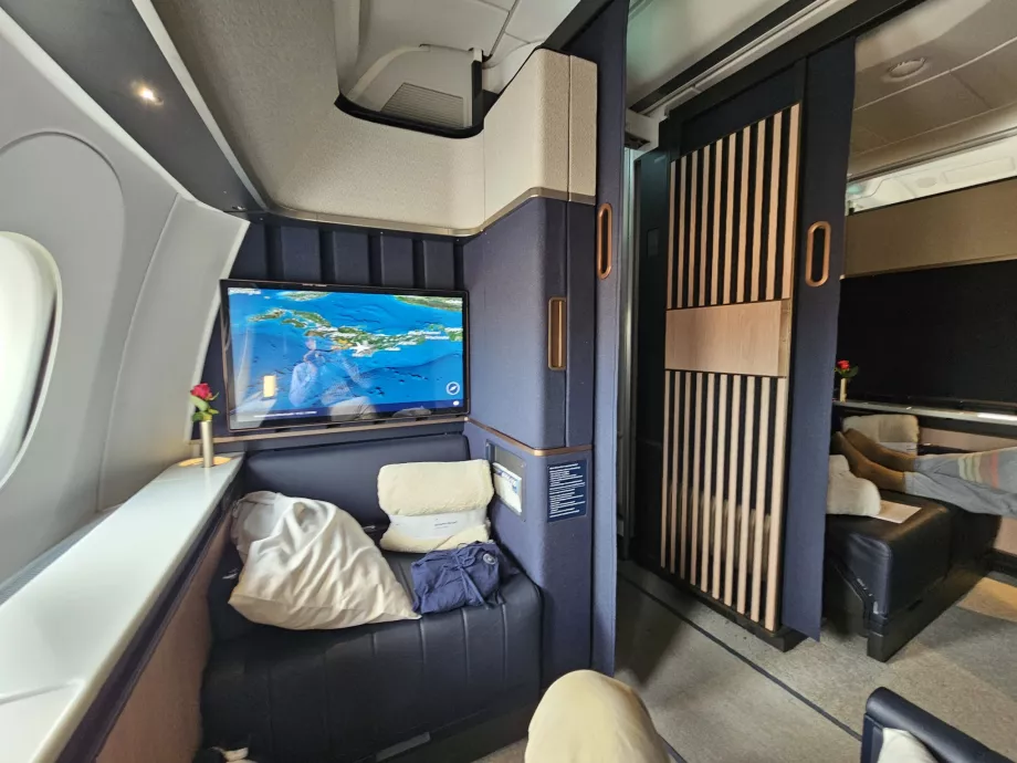 Kilátás a sikátorra és a szomszédos kétágyas lakosztályra 1D/1E - nyitott ajtó