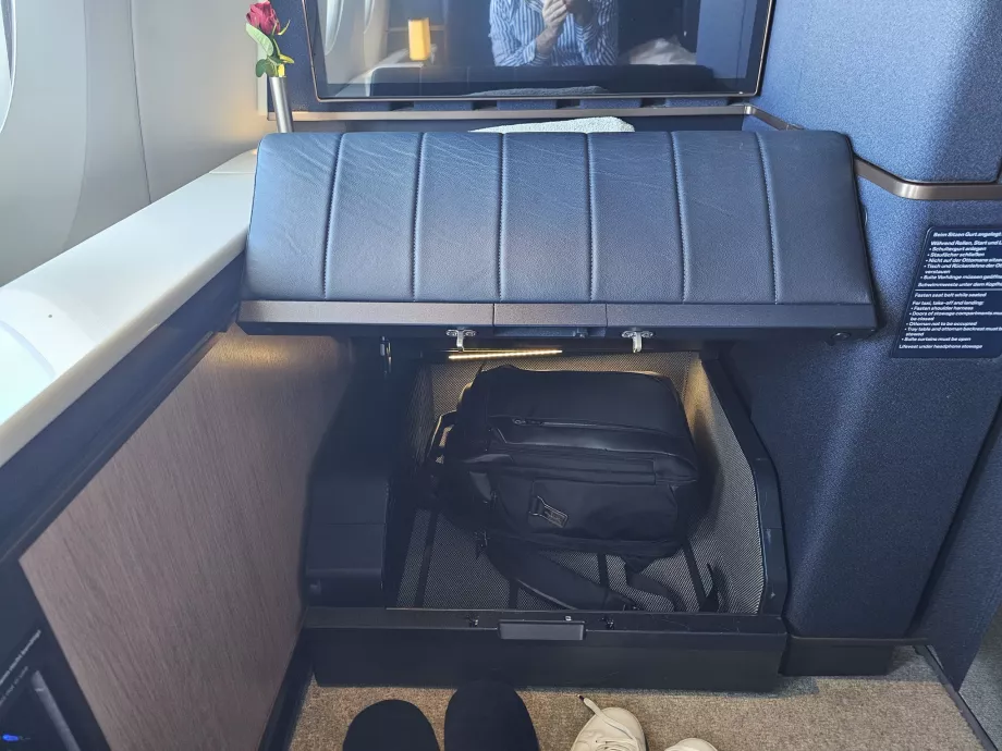 Tárolóhely a lábtartóban