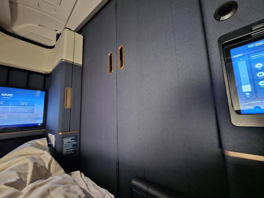 A lakosztályom zárt ajtaja