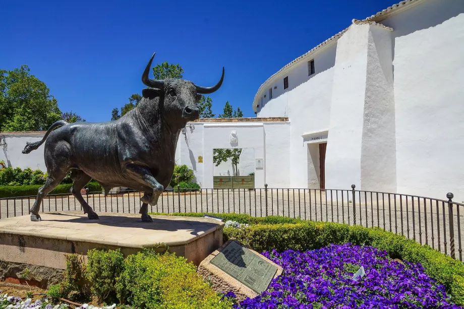 A Plaza de Toros előtt álló bikaszobor