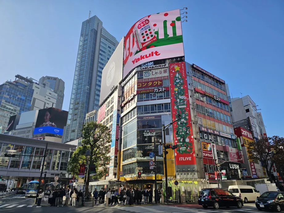 Reklámszalagok a Shibuya kereszteződésben