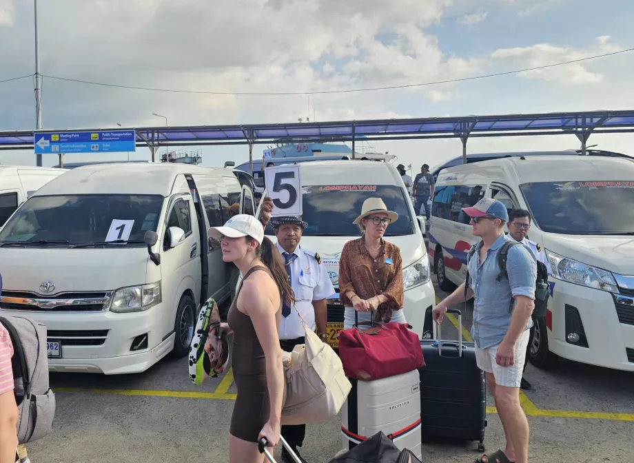 Kisbuszok a Nathon mólónál