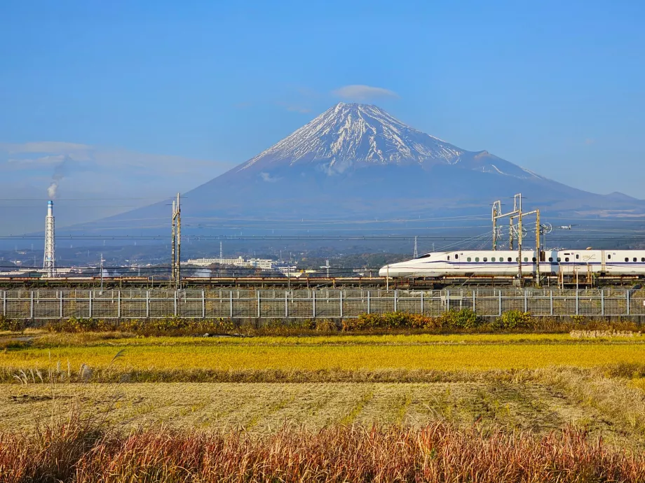 Shinkansen a Fuji-heggyel a háttérben