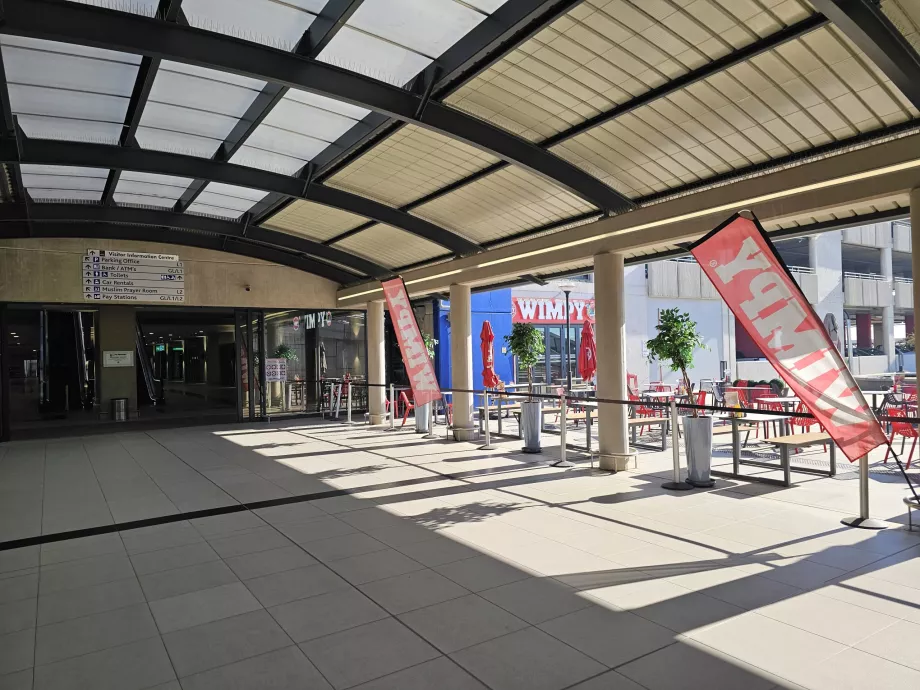 Wimpy a terminállal szembeni épületben
