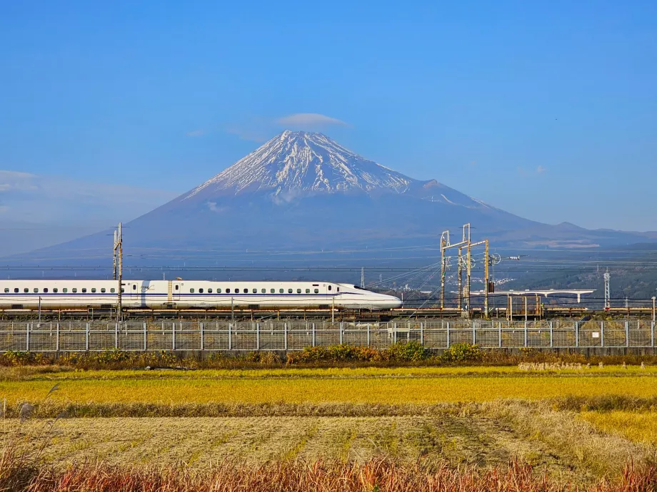 Shinkansen a Fuji-heggyel a háttérben