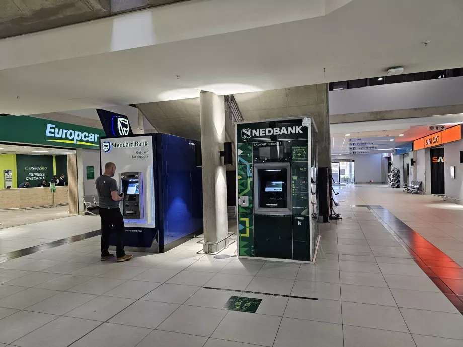 ATM-ek a garázs épületében