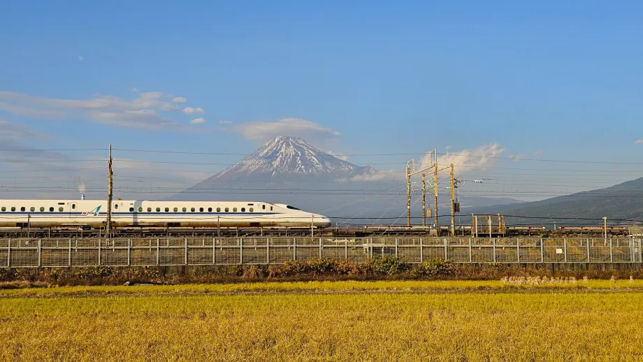 Shinkansen a Fuji-heggyel a háttérben