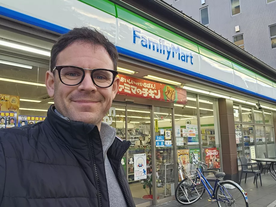Én a Family Mart előtt
