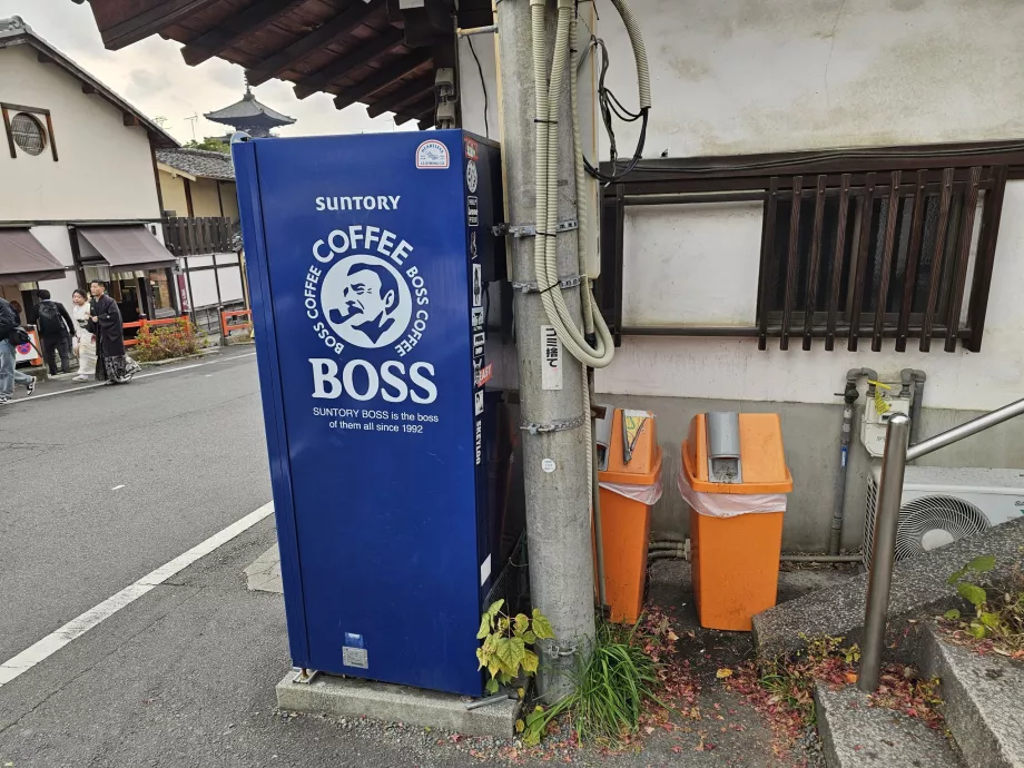 Műanyag palackadagoló tartály az italadagolóban