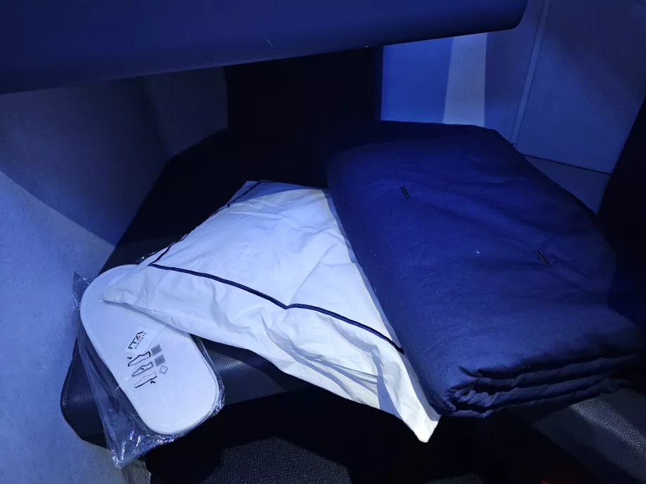 Párna, takaró és papucs