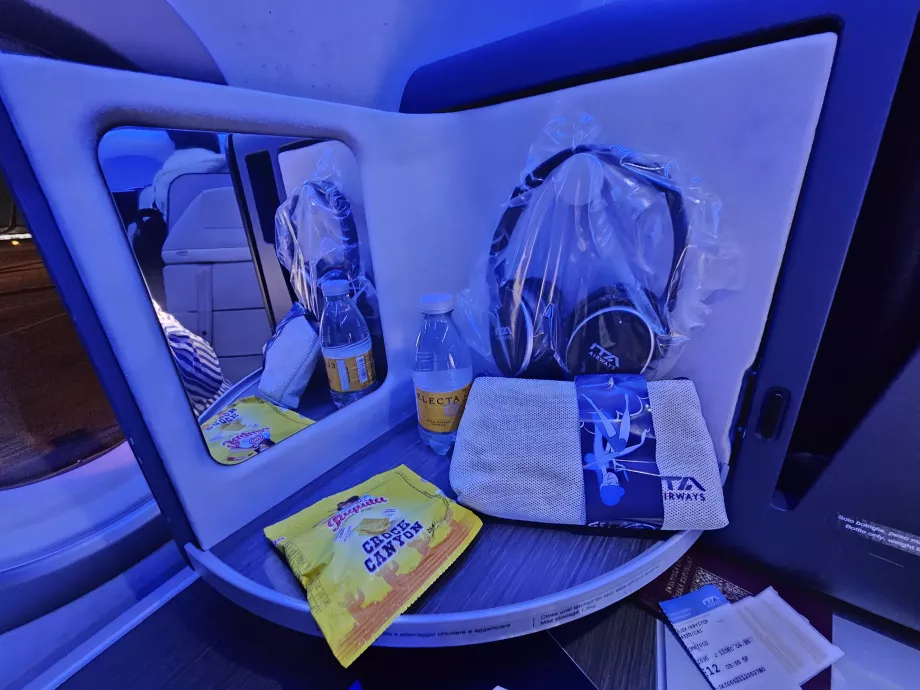 Nyitó panel tükörrel, fejhallgatóval, keksszel és vízzel