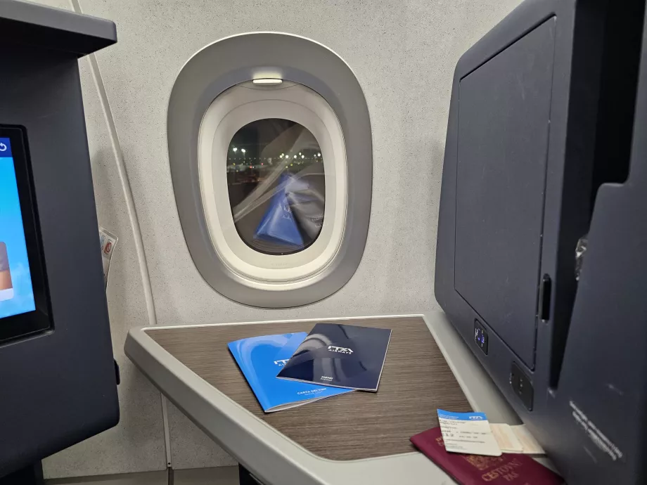 Asztal és zárt tárolóhely tükörrel