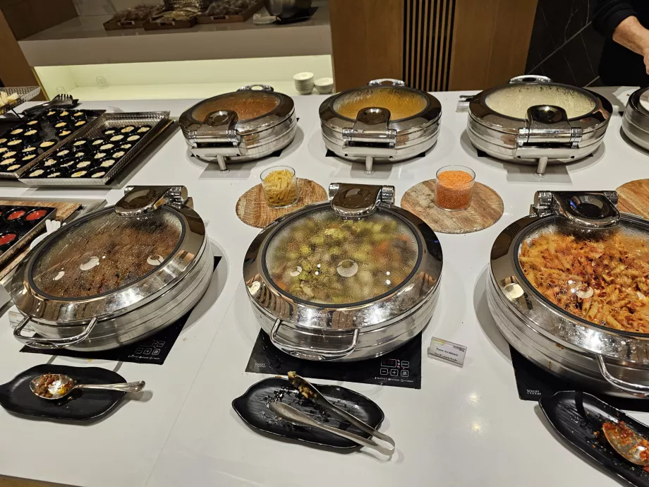 Ahlein Lounge, meleg ételek menüje