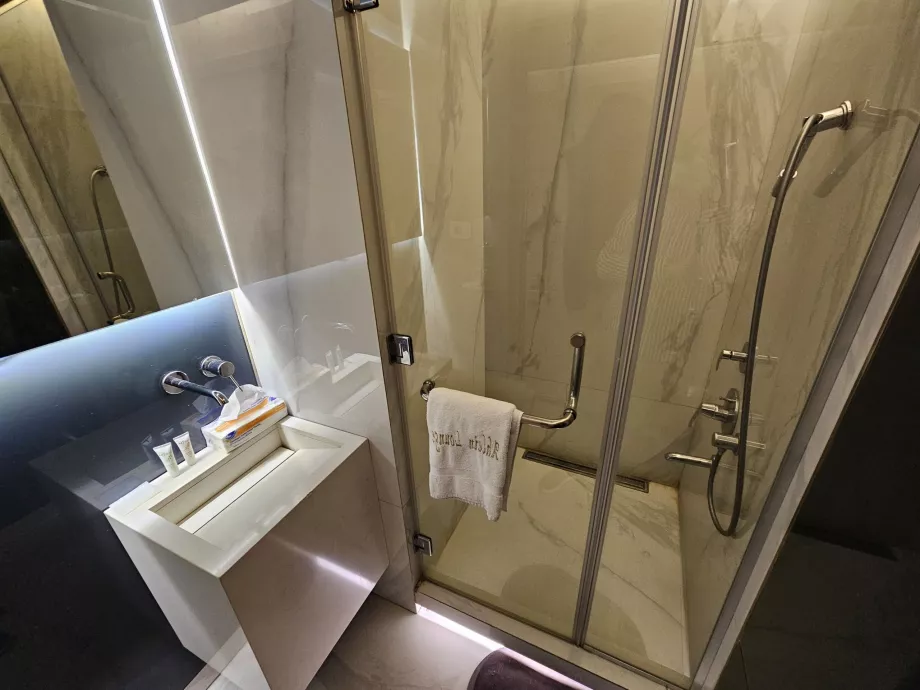 Ahlein Lounge, zuhanyzó