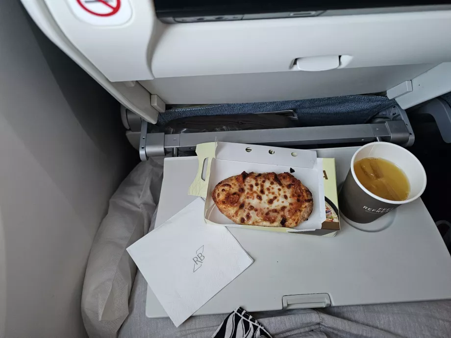 Uzsonna leszállás előtt a Royal Brunei Airlines hosszú távú járatán