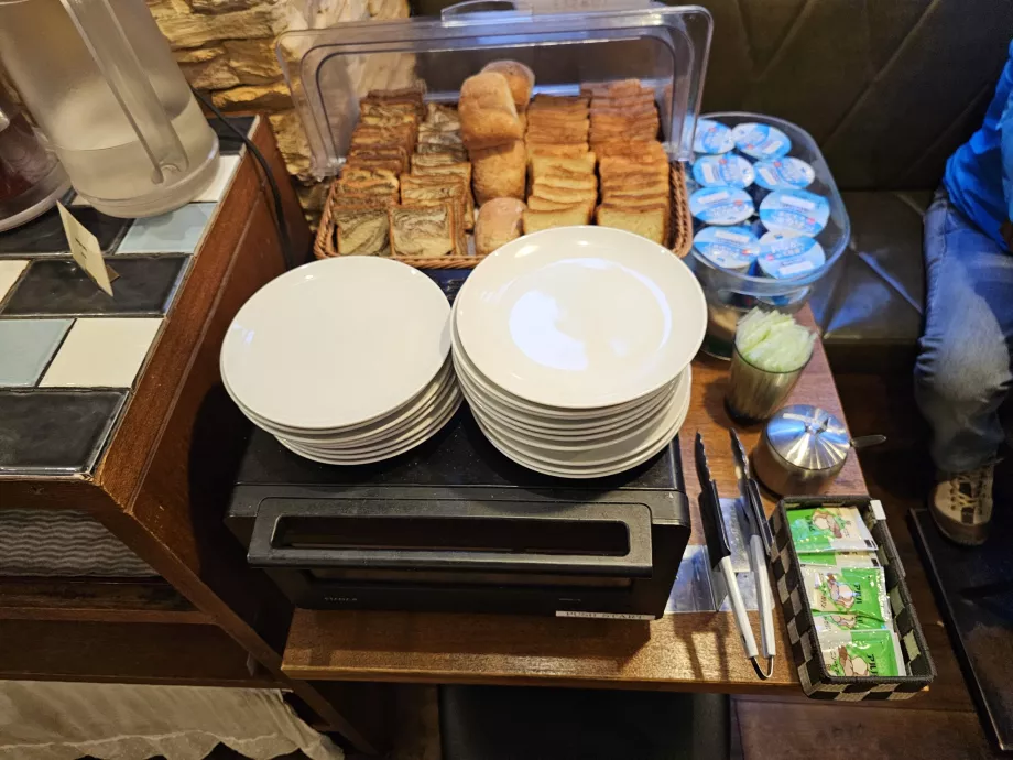 Reggeli - péksütemény és joghurt