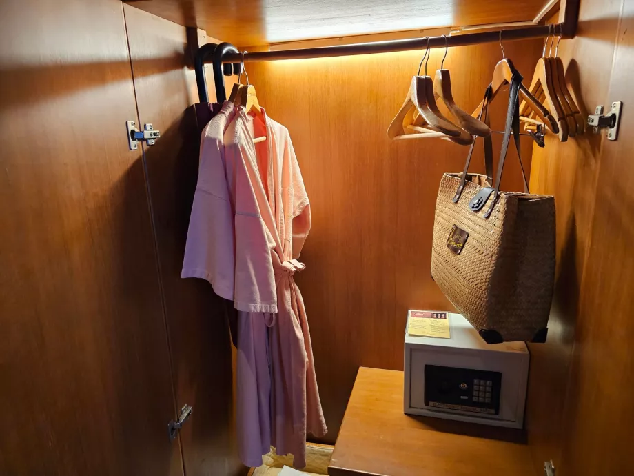 Fürdőköpeny és széf