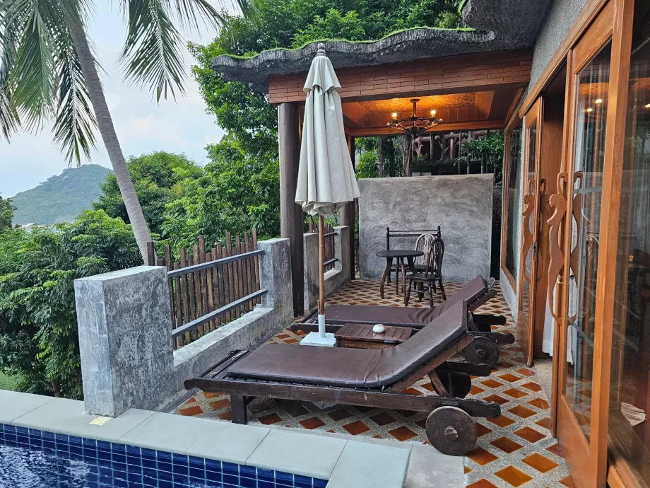 Terasz nyugágyakkal