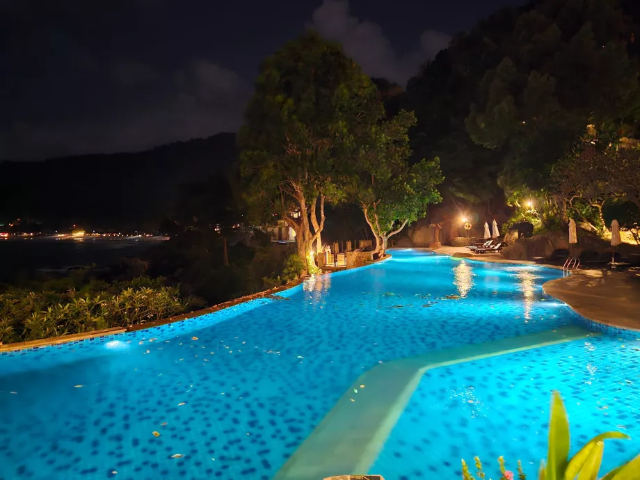 A szálloda nagy úszómedencéje