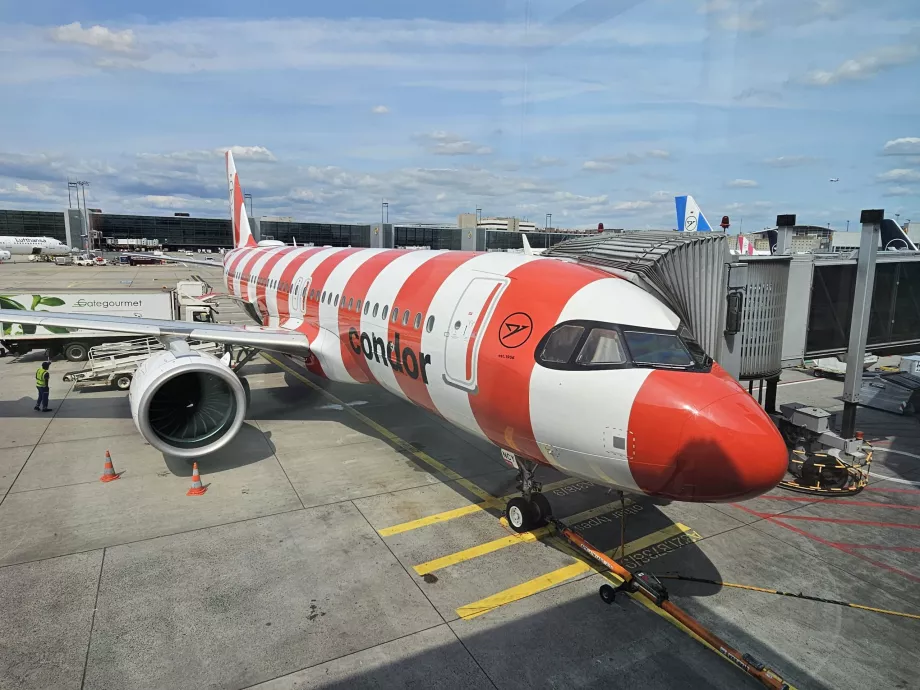 Piros Airbus A320 Condor