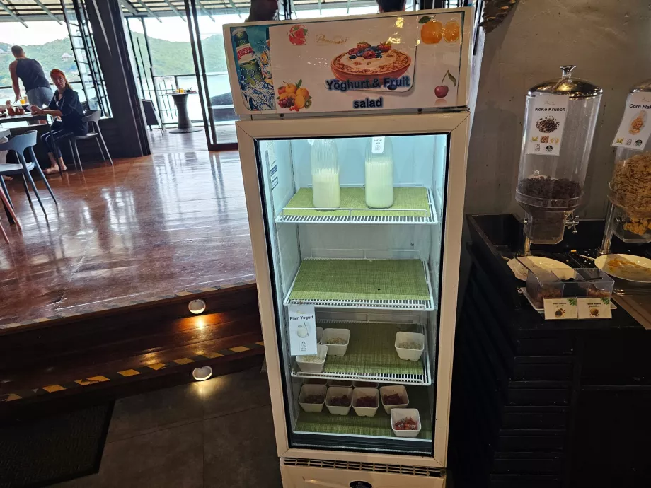 Reggeli: tej és zabkása