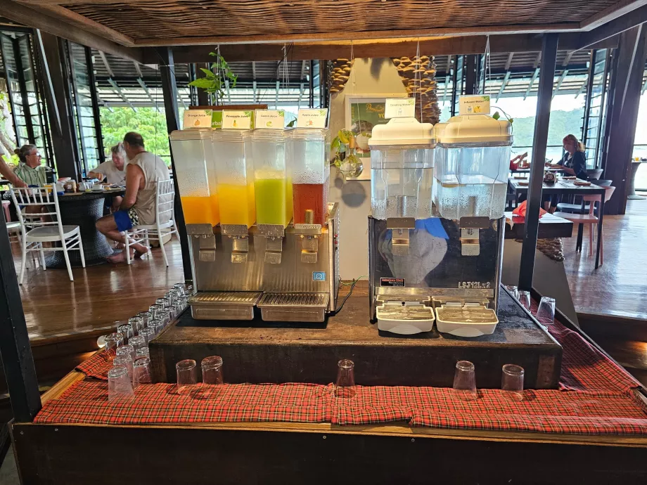 Reggeli: víz és gyümölcslevek