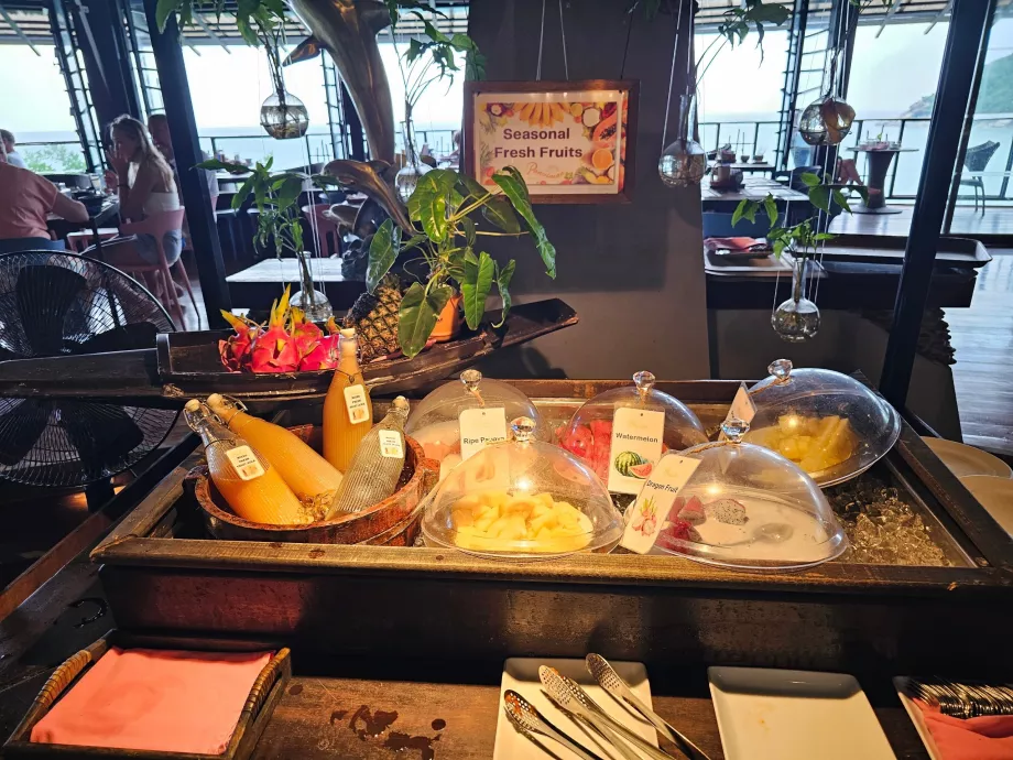 Reggeli: gyümölcslevek és friss