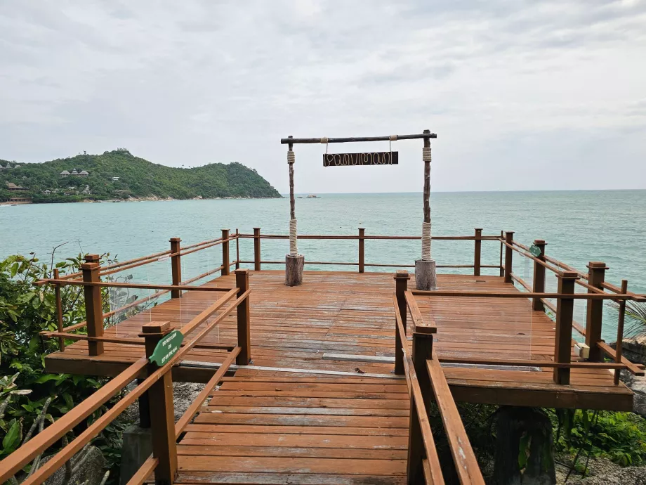 Móló tengerre néző kilátással