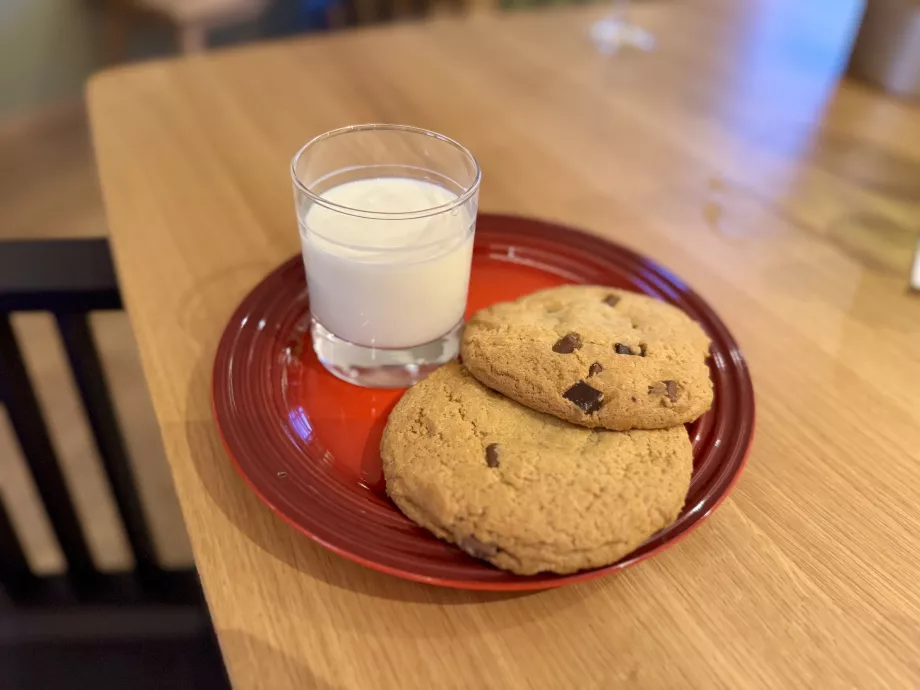 Friss tej és süti