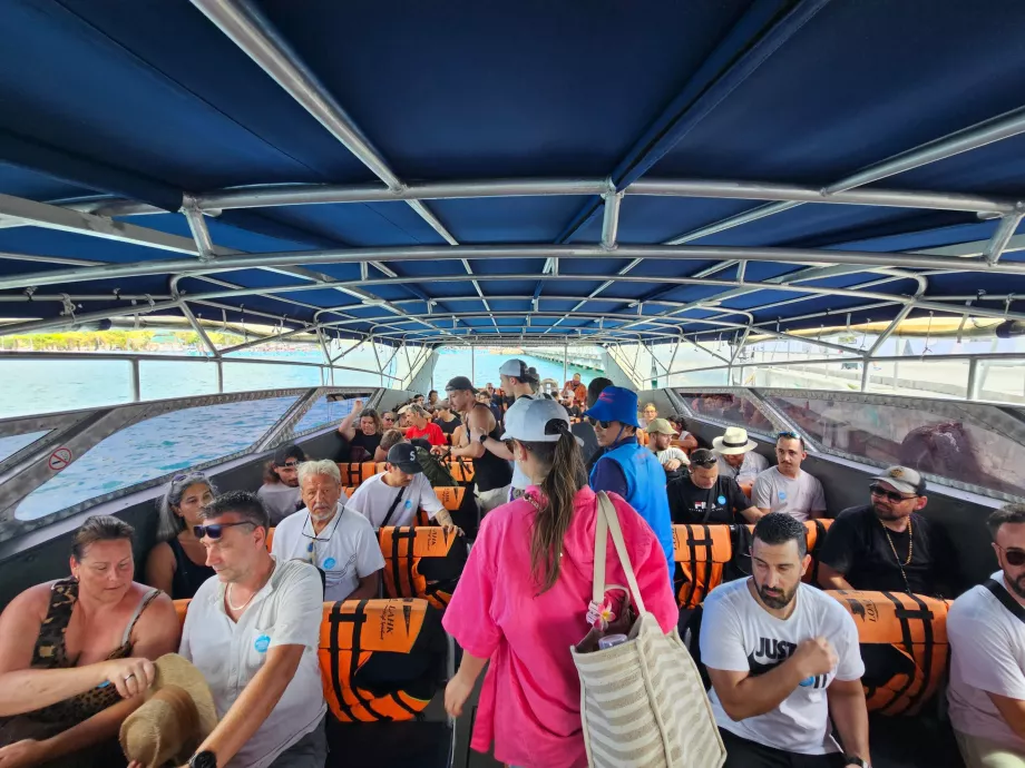 A Koh Phangan - Koh Samui motorcsónak belsejében