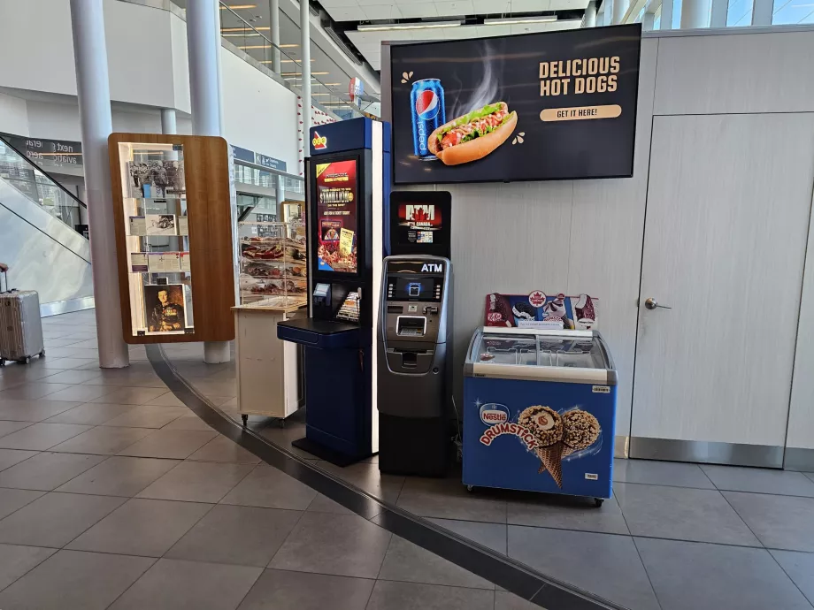 ATM az érkezési csarnokban