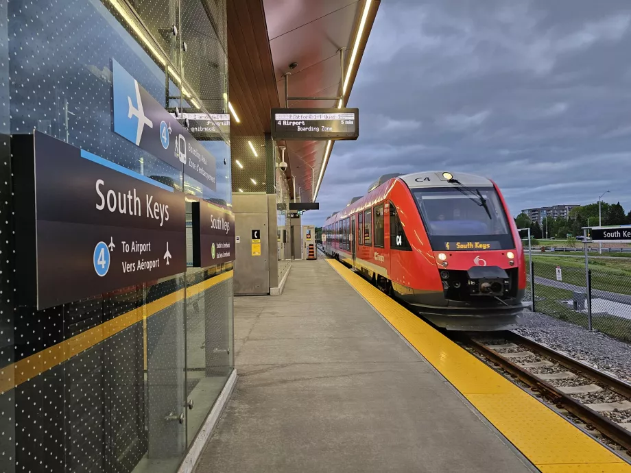 South Keys, a repülőtérre tartó vonat átszállóállomása